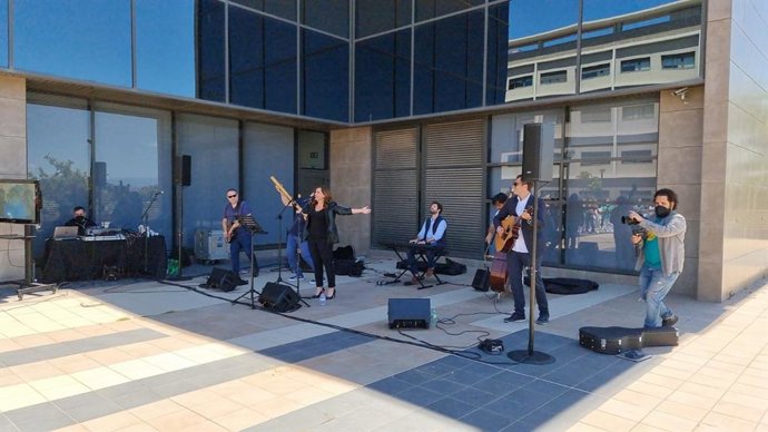 El jefe de Neurología de Quirónsalud Málaga compone una canción dedicada a la Enfermería