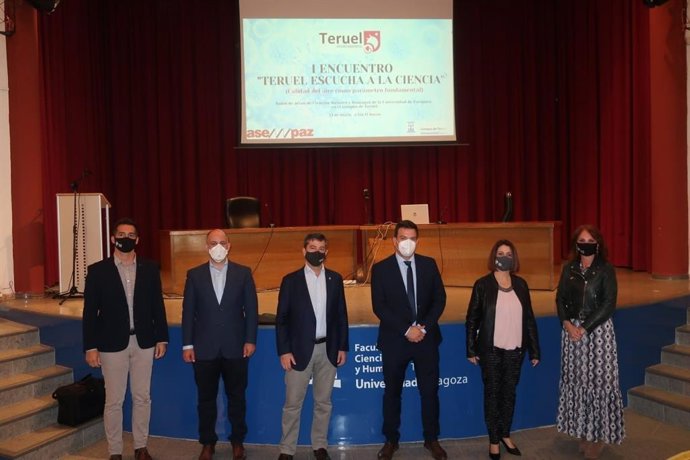 Autoridades en el encuentro 'Teruel escucha a la Ciencia', en Teruel.