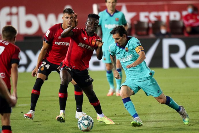 Archivo - Lionel Messi of FC Barcelona in action Iddrisu Baba of Mallorca in action during the spanish league, LaLiga, football match played between RCD Mallorca and FC Barcelona at Son Moix Stadium in the restart of the Primera Division tournament afte