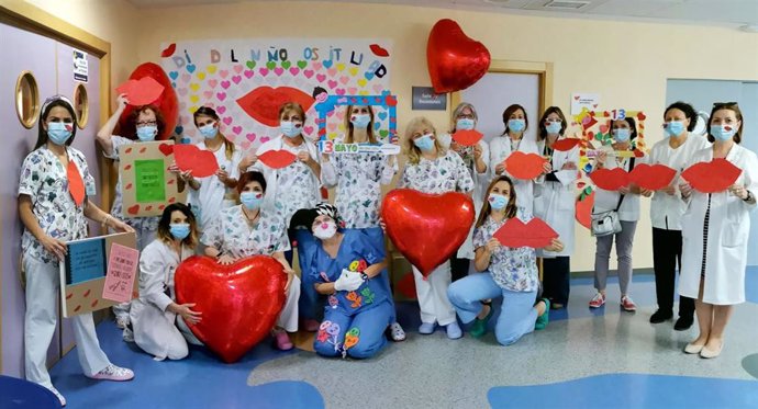 El Hospital de Valme recoge un mar de besos redondos en el Día Nacional del Niño Hospitalizado