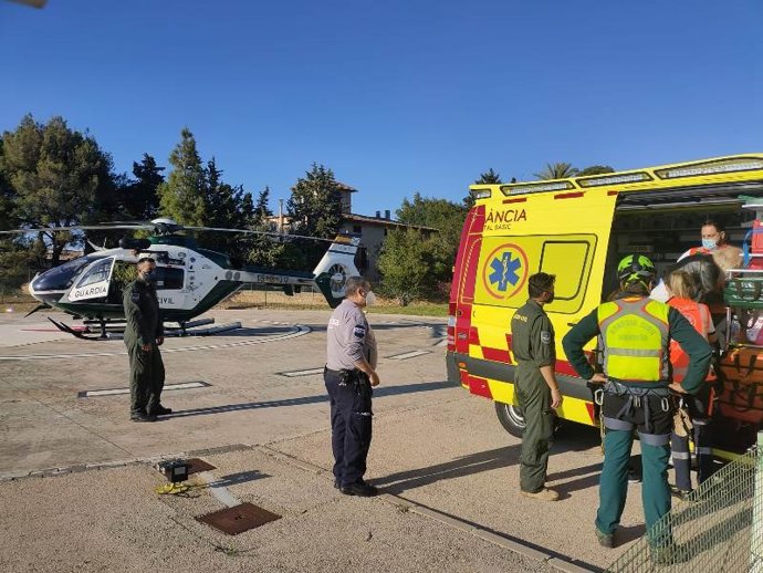 La Guardia Civil rescata a una mujer tras caer por una ladera en Calvi.