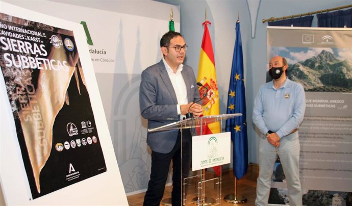 El delegado de Desarrollo Sostenible de la Junta de Andalucía en Córdoba, Giuseppe Aloisio (izda.), presenta las actividades por el Año Internacional de las Cuevas y el Karst.