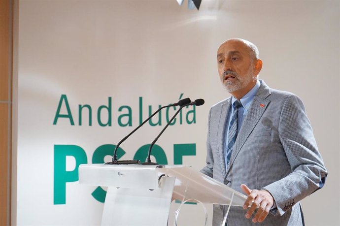 El precandidato a las primarias del PSOE-A Luis Ángel Hierro