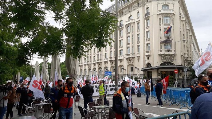 Concentración de trabajadores de la industria petroquímica frente al Congreso