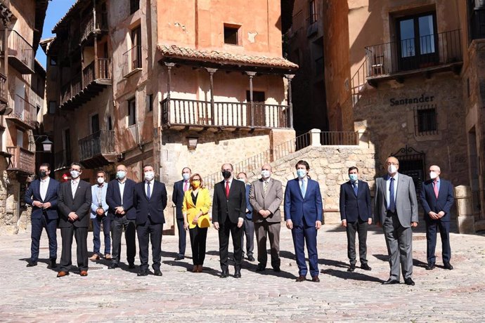 Foto de familia en la localidad turolense de Albarracín
