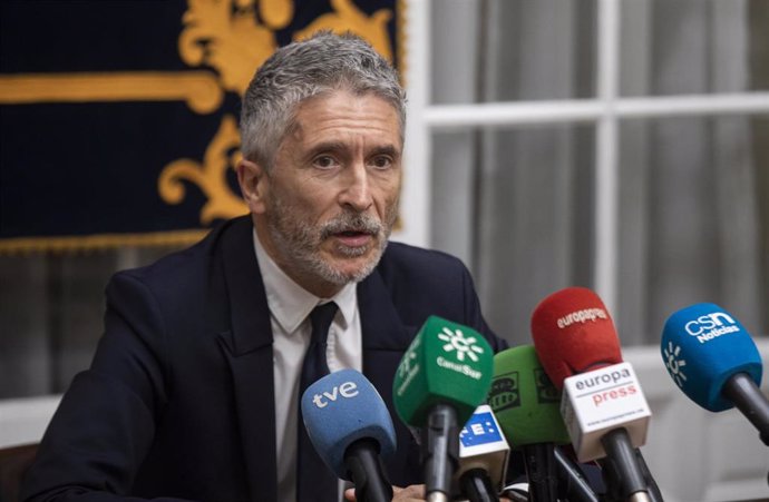 El ministro del Interior, Fernando Grande-Marlaska, atiende a los medios tras presidir una reunión de coordinación para el dispositivo de seguridad de la Eurocopa en Sevilla