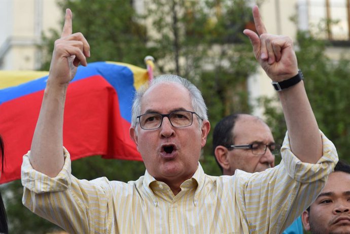 Archivo - 04 July 2019, Spain, Madrid: Antonio Ledezma, member of an opposition delegation sent by Venezuelan self-proclaimed interim President Juan Guaido and founder of the Fearless People's Alliance party takes part in a protest against incumbent Ven