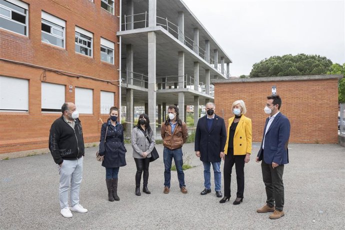 La Consejera De Educación Y Formación Profesional, Marina Lombó, Firma La Cesión De La Finca En La Que Se Acomete La Ampliación Del IES Valentín Turienzo