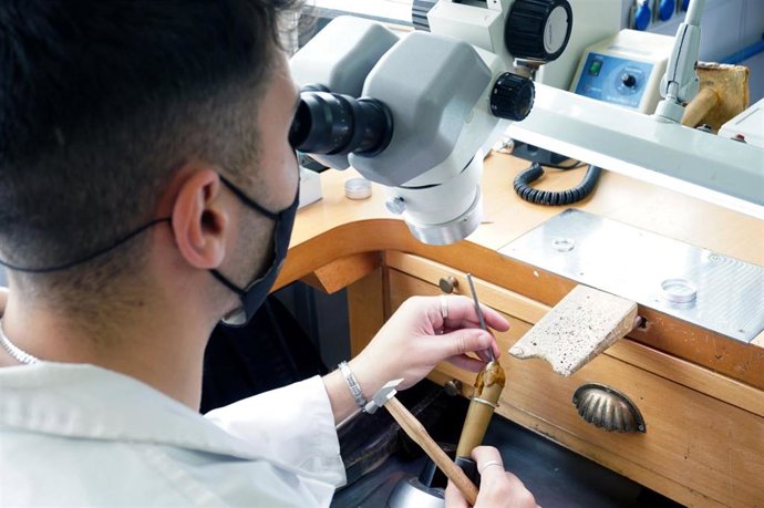 Un alumno de la Escuela de Joyería del SAE.