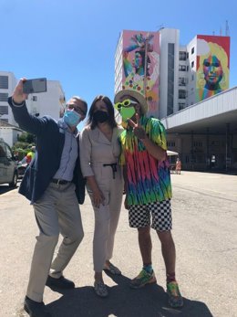 El presidente de la Diputación, Francisco Salado, hace un selfi junto a la alcaldesa de Ronda, María Paz Fernández, y el artista Okuda, que ha intervenido en el municipio como primer paso de una ruta de arte urbano en la provincia