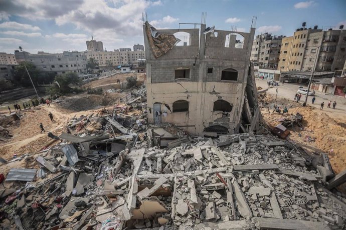 Un edificio destruido en un bombardeo israelí en Beit Lahia, en el norte de la Franja de Gaza