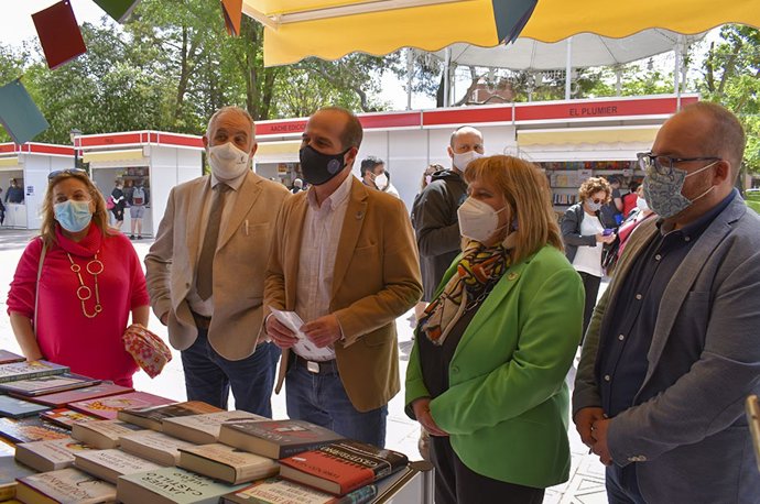 El alcalde de Guadalajara, Alberto Rojo, en la Feria del Libro