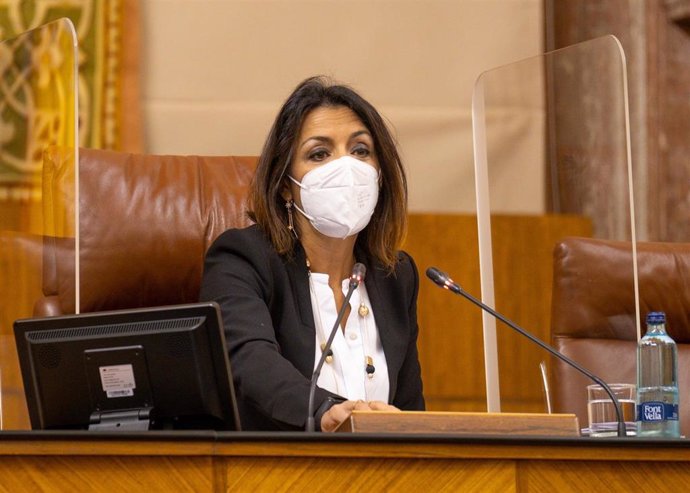 La presidenta del Parlamento andaluz, Marta Bosquet, en el Pleno de la Cámara.