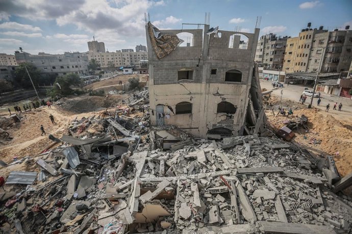 13 May 2021, Palestinian Territories, Beit Lahia: A general view of a destroyed building on the northern Gaza Strip town of Beit Lahia after it was hit by an Israeli airstrike early in the morning, amid the escalating flare-up of Israeli-Palestinian vio
