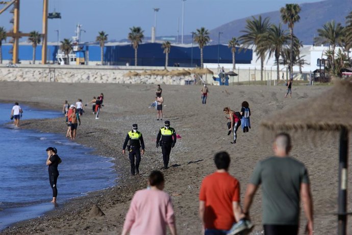Archivo - Dos agentes de la policía local vigilan el cumplimiento de las normas de desescalada 