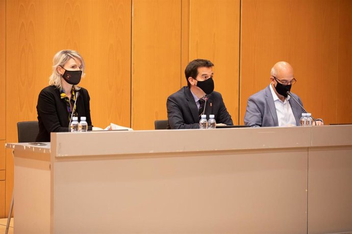 La directora general de Turismo, Comercio y Consumo, Maitena Ezkutari, el consejero de Desarrollo Económico y Empresaial, Mikel Irujo, y Javier Baztarrika, de la Consultora Iniciativas innovadoras