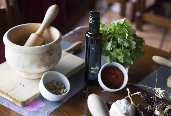 Archivo - Elaboración de mojo canario