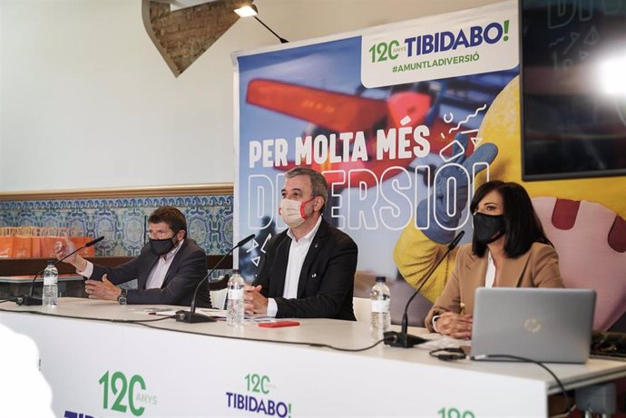 La diretora del Parque de atracciones Tibidabo, Rosa Ortiz, el primer teniente de alcalde, Jaume Collboni, y el presidente del Parque de Atracciones Tibidabo,  Albert Batlle, en la rueda de prensa para presentar la reapertura del parque.