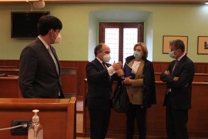 El consejero de Ciencia, Borja Sánchez; el rector, Ignacio Villaverde; y la delegada del Gobierno, Delia Losa, durantela visita del Secretario de Estado de Telecomunicaciones e Infraestructuras Digitales, Roberto Sánchez, a la Universidad de Oviedo