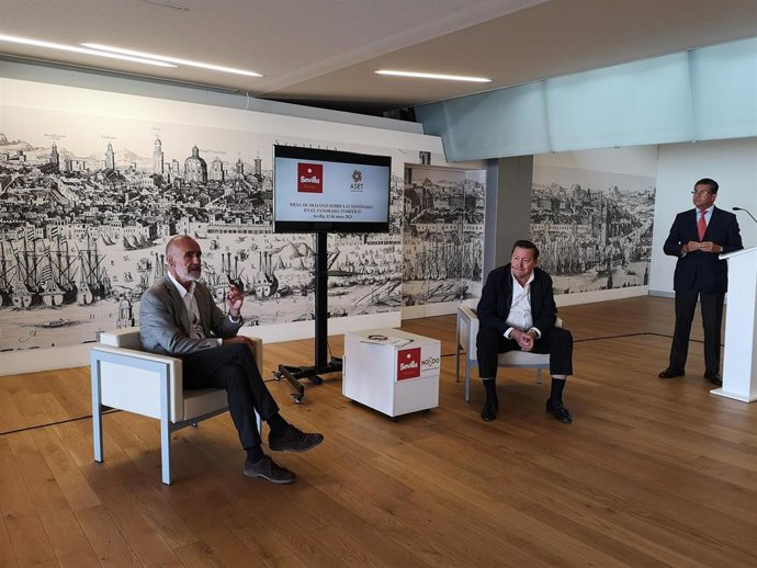 Antonio Muñoz y Gustavo de Medina, en el foro de debate de la ASET sobre perspectivas turísticas
