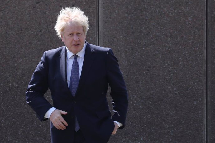 13 May 2021, United Kingdom, Ferryhill: UK Prime Minister Boris Johnson walks during a visit to Cleves Cross Primary school in County Durham. Photo: Scott Heppell/PA Wire/dpa