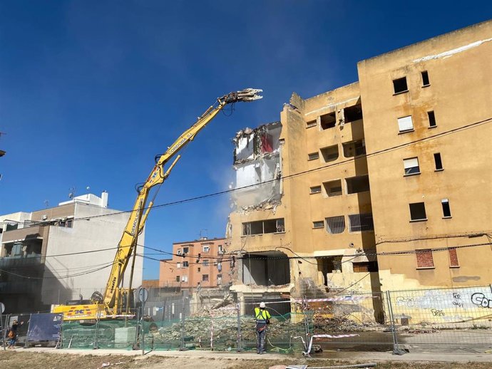 El Ayuntamiento ejecuta la demolición de la Finca Amarilla de Paterna
