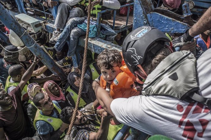 Archivo - Un buque operado por Médicos Sin Fronteras rescata a decenas de inmigrantes de un barco a la deriva, en agosto de 2015