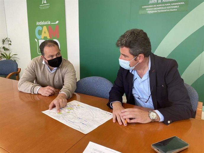 El delegado territorial de Agricultura, Ganadería y Pesca, Álvaro Burgos,junto al alcalde de Aljaraque, David Toscano.