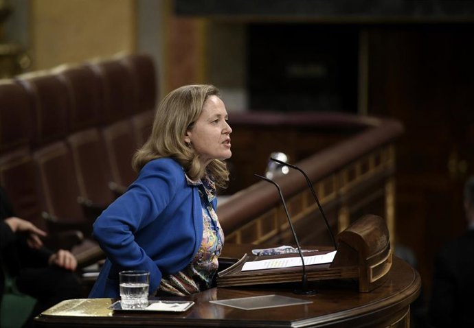 La vicepresidenta de Asuntos Económicos, Nadia Calviño, interviene en una sesión plenaria en el Congreso de los Diputados, a 13 de mayo de 2021, en Madrid, (España). 