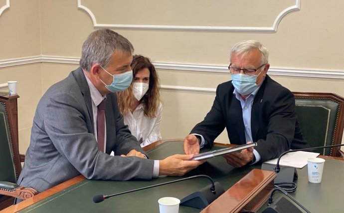 El comisario de la UNRWA, Phillippe Lazzarini, se reúne con el alcalde de Valncia, Joan Ribó