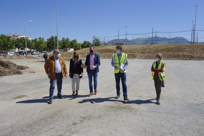 La concejal de Mantenimiento de Granada, Eva Martín, vista la zona del recinto ferial