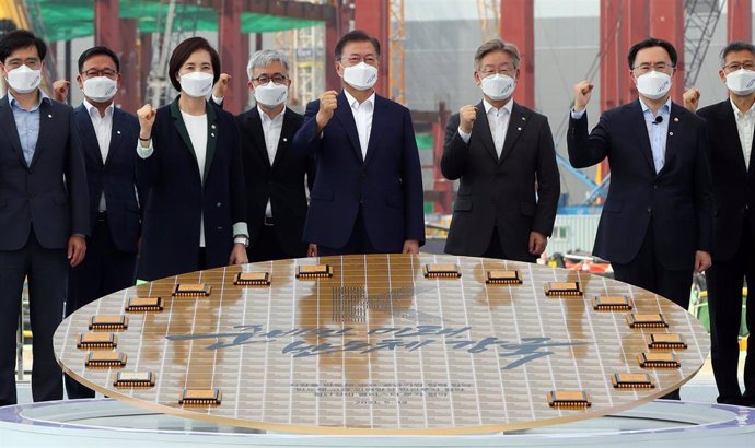 13 May 2021, South Korea, Pyeongtaek: South Korean President Moon Jae-in (4th R) and other participants pose for a picture during a presentation on the K-semiconductor Strategy at a Samsung Electronics Co. semiconductor complex, where a groundbreaking c