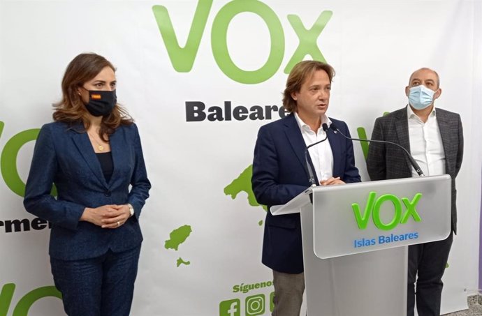Archivo - Los diputados de Vox en el Parlament, Idoia Ribas, Jorge Campos y Sergio Rodríguez.