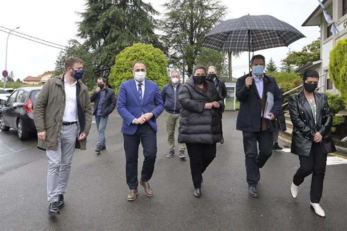 El conselleiro de Sanidade,  Julio García Comesaña, en una visita a Bergondo (A Coruña) para firmar un convenio con la alcaldesa, Alejandra Pérez