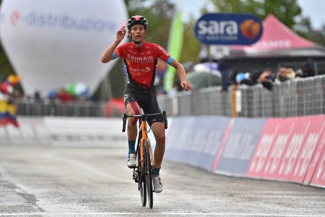 El ciclista suizo Gino Mäder (Bahrain-Victorious) gana la sexta etapa del Giro de Italia 2021, disputada entre Grotte di Frasassi y Ascoli Piceno (San Giacomo) sobre 160 kilómetros