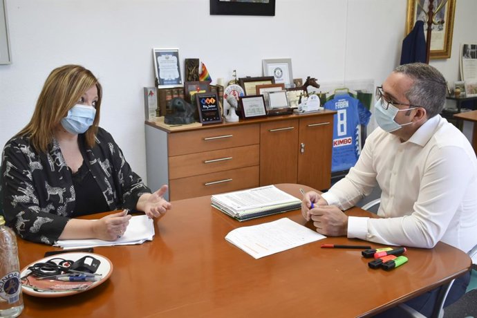 El alcalde, con parte de su equipo de gobierno, realiza el balance de las ayudas al tejido empresarial local