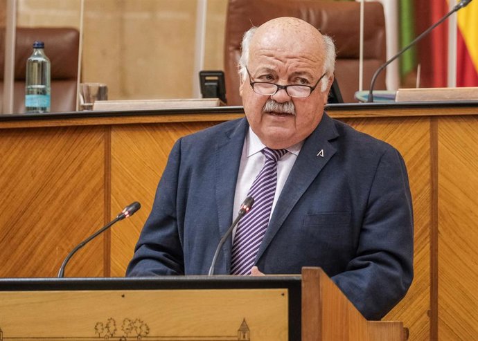 El consejero de Salud y Familias, Jesús Aguirre, en el Pleno del Parlamento andaluz.