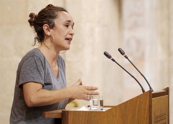 La portavoz adjunta de Adelante Andalucía, Ana Naranjo, en el Pleno del Parlamento.