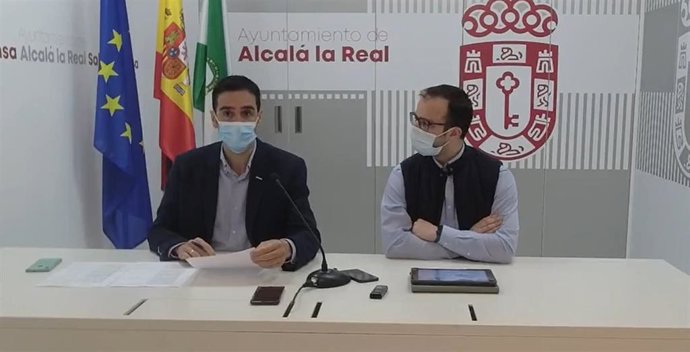 El alcalde de Alcalá la Real, Marino Aguilera, y el concejal de Cultura, Juan Manuel Marchal, durante la rueda de prensa