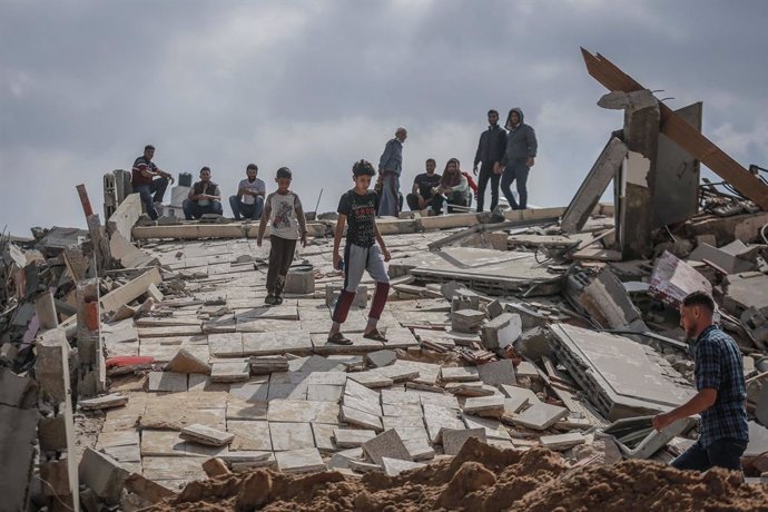 13 May 2021, Palestinian Territories, Beit Lahia: People inspect a destroyed building on the northern Gaza Strip town of Beit Lahia following an Israeli airstrike early in the morning, amid the escalating flare-up of Israeli-Palestinian violence. Photo: