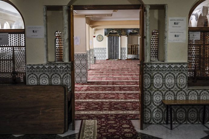 Archivo - Interior de la mezquita situada en la calle Méndez Núñez, 47,  donde se ha realizado una entrega de alimentos a los más necesitados a una semana de que termine el período de Ramadán para los musulmanes. En Valencia (Comunidad Valenciana, Españ