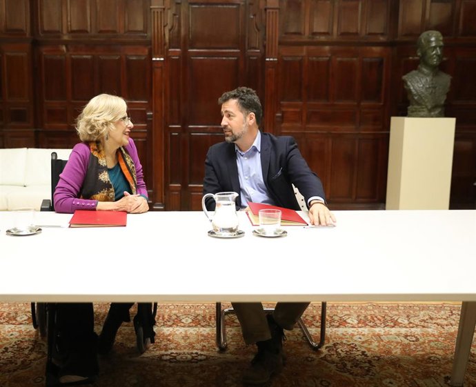 Archivo - La alcaldesa de Madrid, Manuela Carmena, y el regidor de Rivas, Pedro del Cura, han firmado este martes el convenio por el que ambos municipios modifican sus lindes estableciendo la M-50 como nuevo límite territorial. Con esta modificación se 