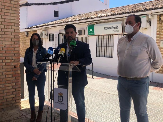 El alcalde ante el centro de salud