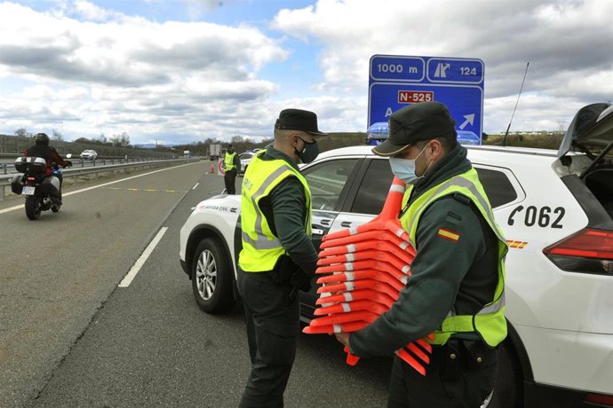Archivo - Dos agentes de Guardia Civil realizan un control de movilidad en la autovía de las Rías Bajas o A-52, en las inmediaciones de Vilavella, Redondela, Pontevedra, Galicia (España), a 26 de marzo de 2021.  