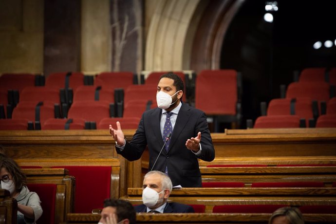 Arxiu - El líder de Vox a Catalunya, Ignacio Garriga, intervé durant una sessió de control al Govern, el 13 de maig del 2021, al Parlament de Catalunya, Barcelona, Catalunya, (Espanya). 