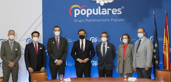 El presidente del PP, Pablo Casado, y la portavoz del GPP en el Congreso Cuca Gamarra, posan una reunión con representantes del Comité Nacional del Transporte por Carretera, en el Congreso. En Madrid, a 13 de mayo de 2021, en Madrid (España). 