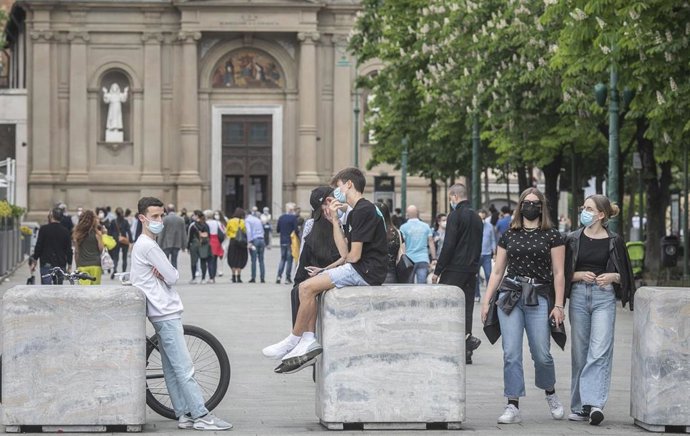 Un grupo de jóvenes camina por las calles de Bergamo.