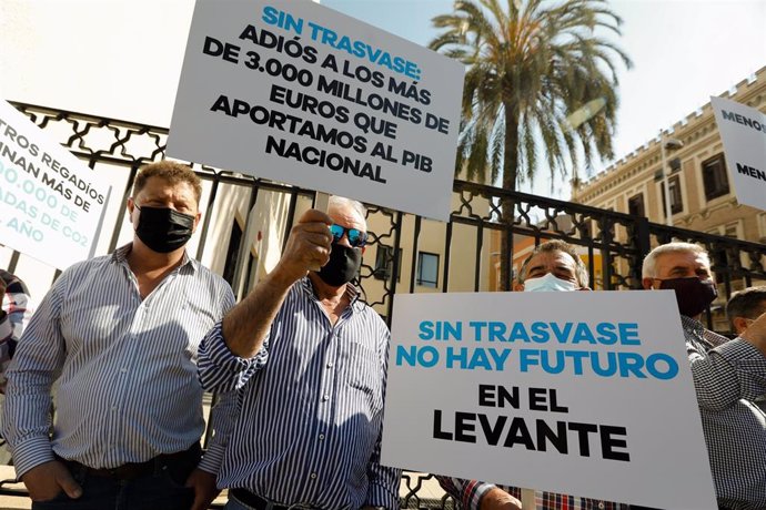 Varias personas participan en una concentración convocada a las puertas de la Delegación de Gobierno de Murcia, a 6 de mayo de 2021, en Murcia, (España). Este acto, organizado por el Sindicato de Comunidades de Regantes del Acueducto Tajo-Segura (SCRATS)