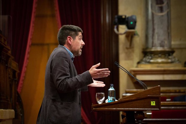 Arxiu - El portaveu del grup dels comuns al Parlament, David Cid, en el ple del Parlament del 13 de maig del 2021, a Barcelona.