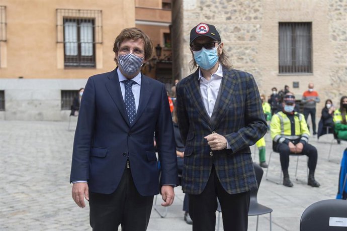 El alcalde, José Luis Martínez-Almeida (i) y el actor y director de cine, Santiago Segura (d) durante el pregón de las Fiestas de San Isidro 2021.